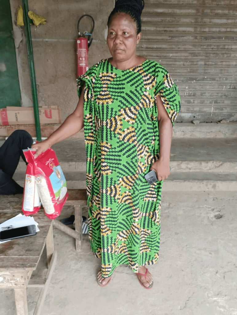 1-Distribution de sacs de riz aux membres du PACID