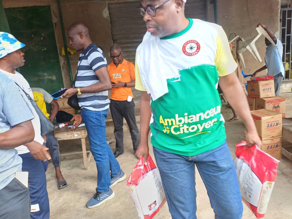 12-Distribution de sacs de riz aux membres du PACID