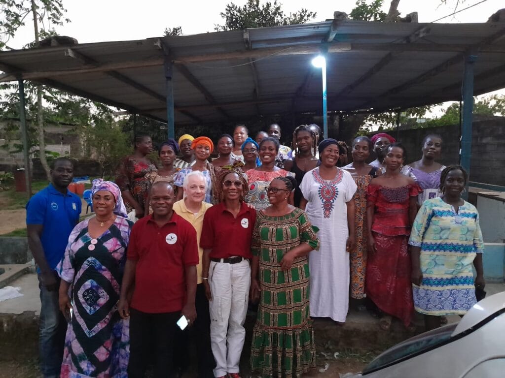 6-Visite de la direction du PACID aux femmes militantes d'Abobo en présence de Mme Bouju Edwige, Inspectrice Générale du PACID
