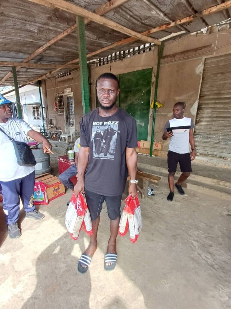 8-Distribution de sacs de riz aux membres du PACID